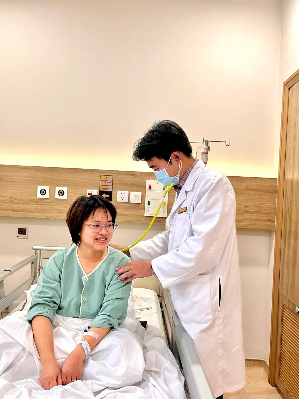 Bác sĩ Đức trò chuyện với bệnh nhân tại phòng bệnh