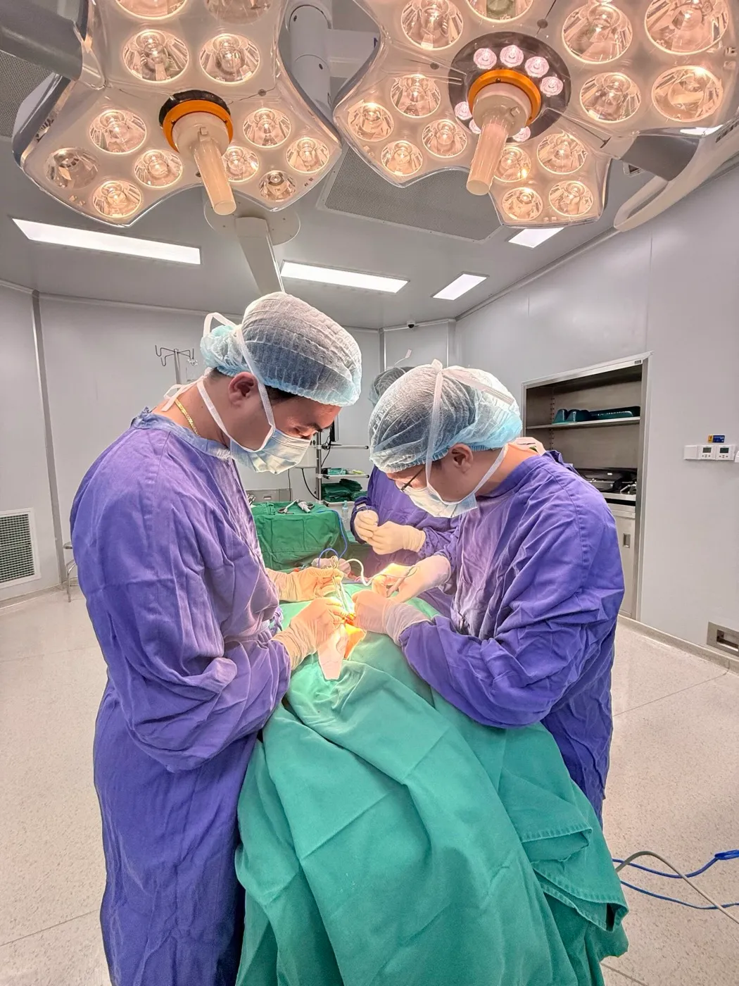 Bác sĩ Đức cùng ekip trong phòng mổ