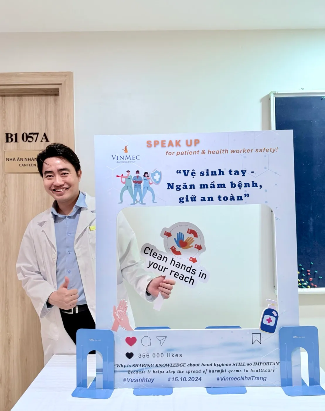 Bác sĩ Đức bên bảng truyền thông sức khỏe tại bệnh viện